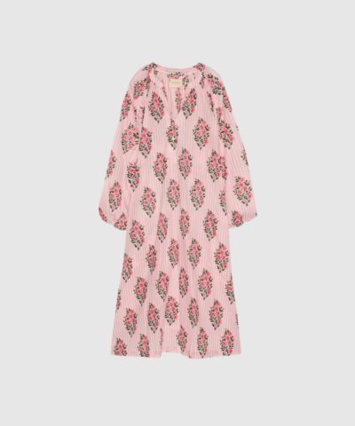 Lara Dress i Blush Pink – håndlavet kjole i 100% økologisk bomuld med block print, ballonærmer, bindebælte og afslappet silhuet. En unik, elegant style til både hverdag og særlige anledninger.