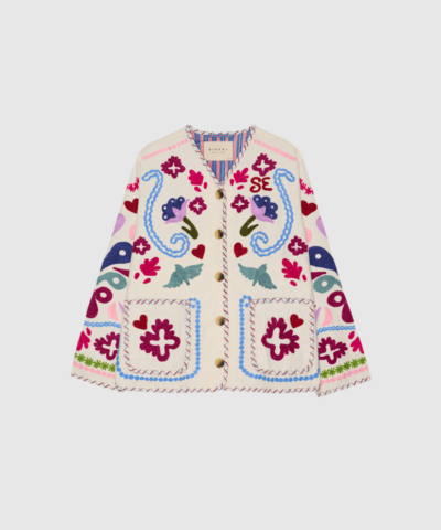 Maggie Jacket – Flower Festival er en unik og håndbroderet jakke i cotton canvas med smukke Suzani‑detaljer. En kunstnerisk og karakterfuld style, der kombinerer kvalitet, håndværk og moderne design. Perfekt til dig, der ønsker en jakke med personlighed og et stærkt visuelt udtryk. Find den hos Merci Give.