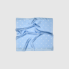 Paloma Silk Scarf i blå med hvide polkaprikker. Et feminint og tidløst silketørklæde i 100% silke – perfekt til både hverdags- og feststyling.