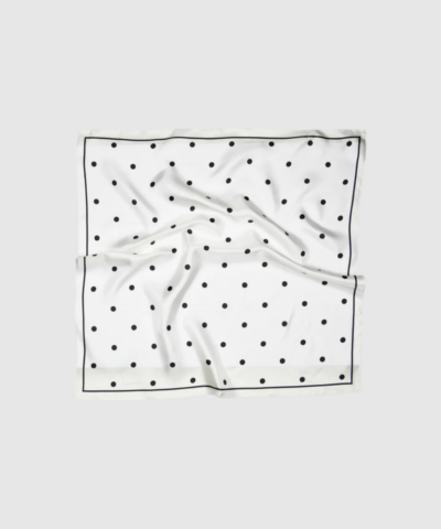 Paloma Silk Scarf i Cream Polka – et elegant silketørklæde i 100% silke med klassiske hvide prikker. Perfekt som accessory til både hverdags- og festlooks.