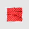 Paloma Silk Scarf i Red Polka – eksklusivt silketørklæde i 100% silke med klassiske hvide polkaprikker. Luksuriøst, let og perfekt til både hverdags- og festlooks.