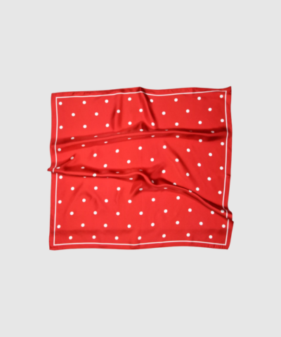 Paloma Silk Scarf i Red Polka – eksklusivt silketørklæde i 100% silke med klassiske hvide polkaprikker. Luksuriøst, let og perfekt til både hverdags- og festlooks.