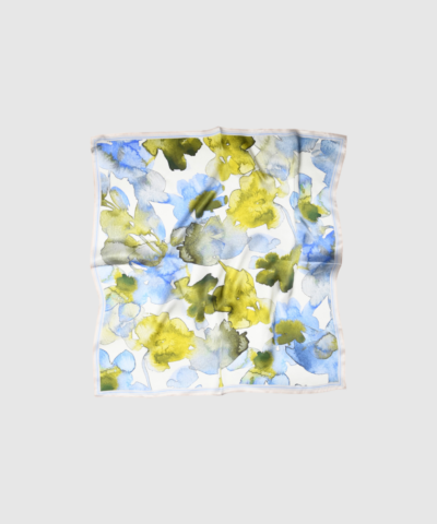 Audrey Silk Scarf fra SneakyFox i farven Cream. Et eksklusivt og tidløst silketørklæde i 100% silke – perfekt som accessory til både hverdag og særlige anledninger.