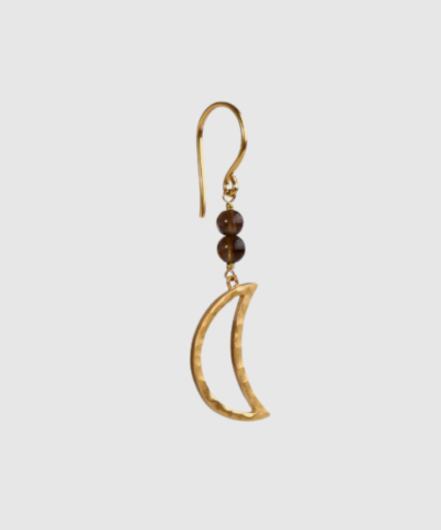 Bella Moon Earring Mocha er en elegant single ørering i 18 karat forgyldt 925 sterlingsølv med røgkvarts ædelsten og smukt månevedhæng. Den bankede overflade skaber et diskret lysspil og giver et eksklusivt boho-luxe udtryk. Perfekt til både hverdagsbrug og styling med andre smykker.