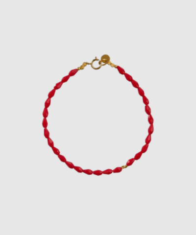 Miss Paris Bracelet Boheme er et feminint armbånd i 18 kt. forgyldt sølv med røde glasperler i forskellige former. Et farverigt, boheme‑inspireret smykke, der tilføjer personlighed og eye‑catching detaljer til dit look. Justerbar omkreds 17–25 cm og perfekt til både hverdagsbrug og smykke‑stacking.