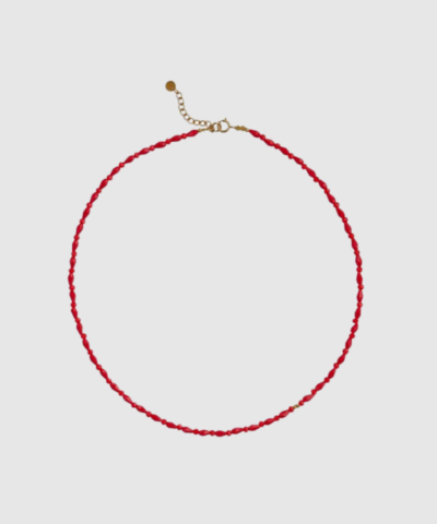 Miss Paris Necklace Boheme er en farverig og moderne halskæde i 18 kt. forgyldt 925 sterlingsølv med røde Red Ferrari glasperler i varierede former. En elegant og playful kæde, der tilfører farve, kant og boho‑luxe detaljer til dit look. Justerbar længde 41,5–45 cm. Perfekt til både hverdags- og feststyling.