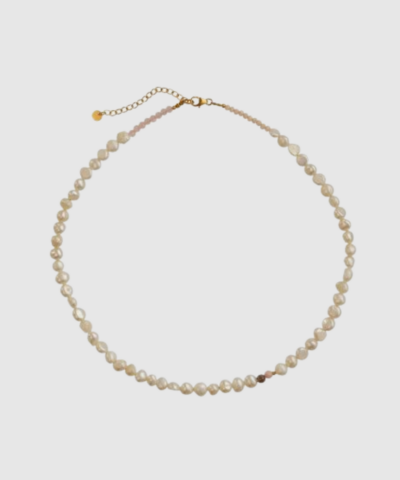 Perlie Necklace Mocha er en elegant perlekæde med barokke ferskvandsperler og to smukke ædelsten – røgkvarts og pink opal. Halskæden er fremstillet i 18 kt. forgyldt 925 sterlingsølv og kombinerer klassiske perler med moderne detaljer. Perfekt til både hverdagsbrug, lag‑på‑lag styling og festlige anledninger.