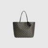By Malene Birger Abi Tote Bag med Signature Flower‑print er en rummelig og stilren taske til hverdagsbrug. En elegant tote med læderdetaljer, justerbar lukning og god plads. Find Abi Tote Bag hos Merci Give.