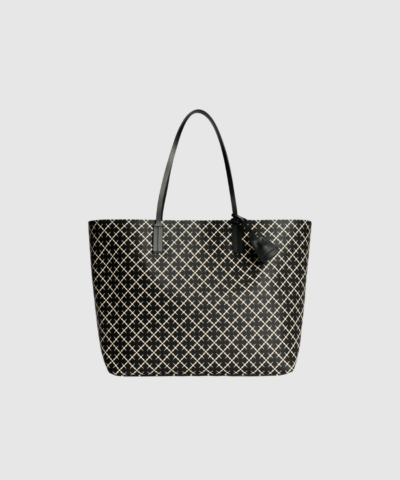 By Malene Birger Abi Tote Bag med Signature Flower‑print er en rummelig og stilren taske til hverdagsbrug. En elegant tote med læderdetaljer, justerbar lukning og god plads. Find Abi Tote Bag hos Merci Give.