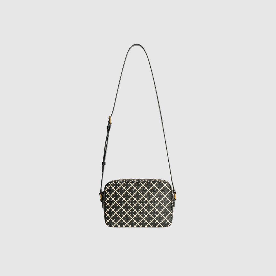 By Malene Birger Lolla Crossbody taske er en kompakt og stilren taske med ikonisk Signature Flower‑print. En elegant crossbody med justerbar rem og praktisk indretning, perfekt til både hverdag og aften. Find Lolla tasken hos Merci Give.