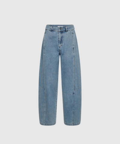 AsjaCC Jeans i denim blue er et par klassiske jeans i bomuldsbaseret denim med komfortabel pasform. Et tidløst og alsidigt valg til hverdagsgarderoben. Find AsjaCC Jeans hos Merci Give.
