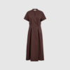 ElaraCC Wrap SS Dress i dark brown er en elegant slå‑om‑kjole med korte ærmer og flatterende pasform. Fremstillet i blød bomuldsblanding med stretch – perfekt til både hverdag og pæne anledninger. Find ElaraCC Kjolen hos Merci Give.
