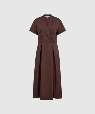 ElaraCC Wrap SS Dress i dark brown er en elegant slå‑om‑kjole med korte ærmer og flatterende pasform. Fremstillet i blød bomuldsblanding med stretch – perfekt til både hverdag og pæne anledninger. Find ElaraCC Kjolen hos Merci Give.