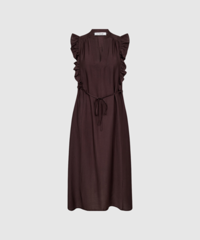 HeraCC Frill SS V‑Dress i dark brown er en feminin kjole med V‑hals og flæsedetaljer. Fremstillet i blød viskose‑ og polyamidkvalitet med flot fald – perfekt til både hverdag og pænere anledninger. Find HeraCC Kjolen hos Merci Give.