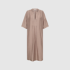 HeraCC Tunic V‑Dress i walnut er en let og elegant kjole med V‑hals og afslappet pasform. Fremstillet i blød viskose‑ og polyamidkvalitet – perfekt til både hverdag og afslappede stylinger. Find HeraCC Kjolen hos Merci Give.