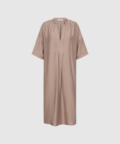 HeraCC Tunic V‑Dress i walnut er en let og elegant kjole med V‑hals og afslappet pasform. Fremstillet i blød viskose‑ og polyamidkvalitet – perfekt til både hverdag og afslappede stylinger. Find HeraCC Kjolen hos Merci Give.