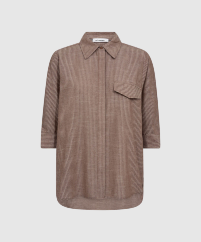 JihoCC Stripe SS Shirt i brun strib er en let skjorte med korte ærmer og klassisk stribet design. Fremstillet i behagelig bomulds‑ og polyesterkvalitet – perfekt til hverdagsbrug. Find JihoCC Stripe Shirt hos Merci Give.