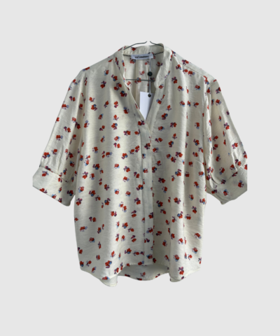 MarisCC SS Shirt i off white er en let og elegant kortærmet skjorte i viskose‑ og polyamidkvalitet. En alsidig og komfortabel skjorte med tidløst design, perfekt til hverdagsbrug. Find MarisCC Skjorten hos Merci Give.