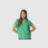 SunriseCC SS Frill Top er en feminin top med flæsedetaljer i let viskoseblanding. En elegant og komfortabel top i grøn farve, perfekt til både hverdag og pænere brug. Find SunriseCC toppen hos Merci Give.