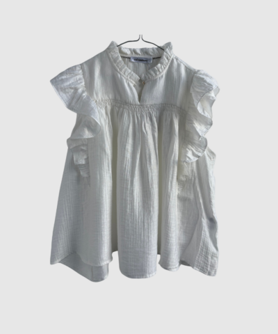 TassyCC Frill Top i hvid er en let og feminin top med flæsedetaljer og elegant fald. Fremstillet i blød viskose‑, lyocell‑ og bomuldskvalitet – perfekt til både hverdag og pænere styling. Find TassyCC Top hos Merci Give.