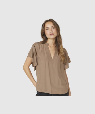 ToraCC Frill V‑top er en feminin top med flæsedetaljer og V‑udskæring. Fremstillet i let viskoseblanding i en smuk walnut‑farve. Perfekt til både hverdag og pænere anledninger. Find ToraCC toppen hos Merci Give.