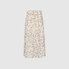 MarisCC Flower Skirt fra Co'Couture er en feminin nederdel i et smukt blomsterprint på off white bund. Fremstillet i et let og blødt viskosemix, der giver et elegant fald. Perfekt til både hverdagsbrug, sommerlige outfits og festlige lejligheder. En romantisk og moderne style, der kan styles med både strik, skjorter og simple toppe.