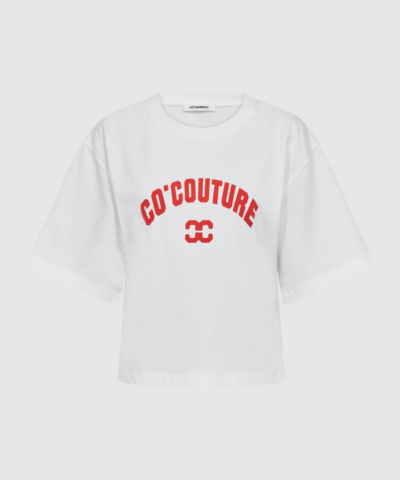 Co'Couture ZengaCC Tee O‑Neck Flame er en moderne t‑shirt i 100 % bomuld med logo‑print og klassisk rund hals. Den let boxy pasform og bløde kvalitet gør den perfekt til både hverdag og styling med jeans, blazere og skørter. En cool og alsidig basis‑tee fra Co'Couture.