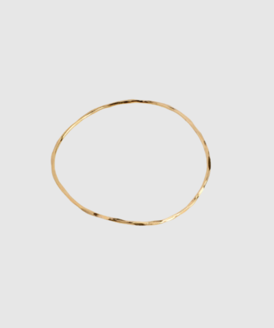 Organic Arena Bangle fra ENAMEL Copenhagen er et elegant armbånd i 18 kt forgyldt sterlingsølv med organisk, hamret overflade. Et let og tidløst smykke, perfekt alene eller i kombination med flere armbånd. Find Organic Arena Bangle hos Merci Give.