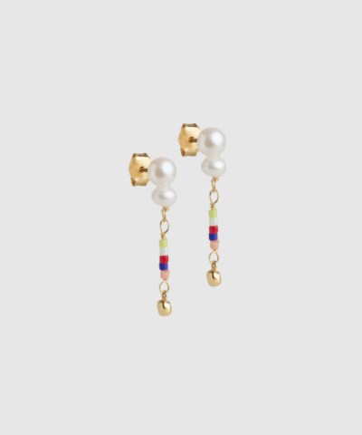 Dorothea Earrings – Boho fra ENAMEL Copenhagen er farverige og feminine øreringe i forgyldt sterlingsølv med ægte ferskvandsperler. Et boheme‑inspireret smykke, der tilfører personlighed og elegance til dit look. Find Dorothea Øreringe hos Merci Give.