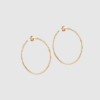 Organic Arena Large Hoops fra ENAMEL Copenhagen er store, lette hoops i 18 kt forgyldt sterlingsølv med organisk, hamret overflade. Et tidløst statement‑smykke med elegance og karakter. Find Organic Arena Hoops hos Merci Give.