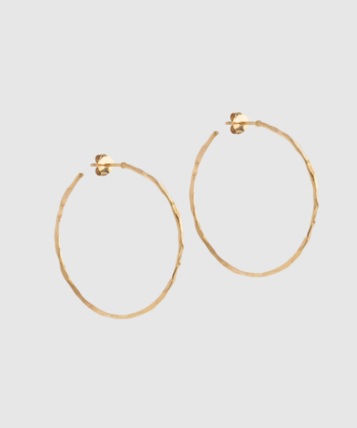 Organic Arena Large Hoops fra ENAMEL Copenhagen er store, lette hoops i 18 kt forgyldt sterlingsølv med organisk, hamret overflade. Et tidløst statement‑smykke med elegance og karakter. Find Organic Arena Hoops hos Merci Give.