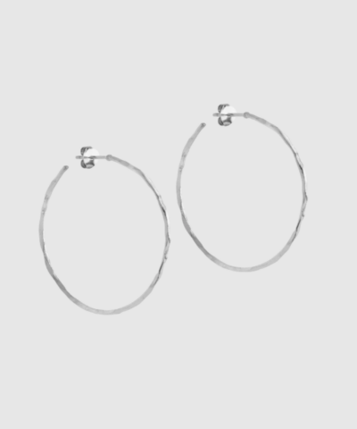 Organic Arena Large Hoops fra ENAMEL Copenhagen er store, lette hoops i sterlingsølv med organisk, hamret overflade. Et tidløst statement‑smykke med nordisk elegance og karakter. Find Organic Arena Hoops hos Merci Give.