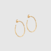 Organic Arena Medium Hoops fra ENAMEL Copenhagen er elegante forgyldte hoops i sterlingsølv med organisk, hamret overflade. Et tidløst og alsidigt smykke, perfekt til både hverdag og pænere anledninger. Find Organic Arena Hoops hos Merci Give.