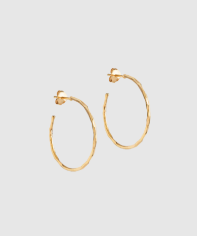 Organic Arena Medium Hoops fra ENAMEL Copenhagen er elegante forgyldte hoops i sterlingsølv med organisk, hamret overflade. Et tidløst og alsidigt smykke, perfekt til både hverdag og pænere anledninger. Find Organic Arena Hoops hos Merci Give.