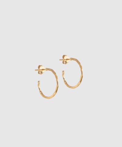 Organic Arena Small Hoops fra ENAMEL Copenhagen er små, elegante hoops i 18 kt forgyldt sterlingsølv med organisk, hamret overflade. Et tidløst og diskret smykke, perfekt til hverdagsbrug og minimalistisk styling. Find Organic Arena Hoops hos Merci Give.