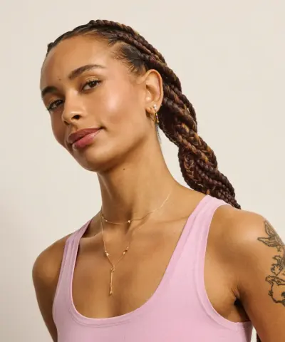 Organic Arena Small Hoops fra ENAMEL Copenhagen er små, elegante hoops i 18 kt forgyldt sterlingsølv med organisk, hamret overflade. Et tidløst og diskret smykke, perfekt til hverdagsbrug og minimalistisk styling. Find Organic Arena Hoops hos Merci Give.