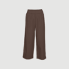Copenhagen Long Pant i Coffee Quartz er en klassisk lang buks i 100 % økologisk bomuld med bred elastik i taljen, usynlige sidelommer og let vidde i benene. En komfortabel og tidløs buks til både hverdag og arbejde. Find Copenhagen Long Pant hos Merci Give.