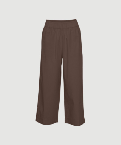 Copenhagen Long Pant i Coffee Quartz er en klassisk lang buks i 100 % økologisk bomuld med bred elastik i taljen, usynlige sidelommer og let vidde i benene. En komfortabel og tidløs buks til både hverdag og arbejde. Find Copenhagen Long Pant hos Merci Give.