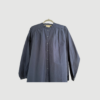 Florence Skjorte fra FRAU i farven Navy Blazer (India Ink) er en klassisk onesize skjorte i 100 % økologisk bomuld. Skjorten har kinakrave, lange ærmer og fine rynkedetaljer, som giver et feminint og tidløst udtryk. En alsidig skjorte til både hverdag og pænere brug. Find FRAU Florence Skjorte hos Merci Give.
