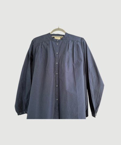Florence Skjorte fra FRAU i farven Navy Blazer (India Ink) er en klassisk onesize skjorte i 100 % økologisk bomuld. Skjorten har kinakrave, lange ærmer og fine rynkedetaljer, som giver et feminint og tidløst udtryk. En alsidig skjorte til både hverdag og pænere brug. Find FRAU Florence Skjorte hos Merci Give.