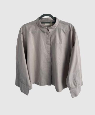 Frau Nice Wide Sleeve Skjorte i Chateau Gray er en elegant skjorte med brede ærmer og et afslappet, moderne udtryk. En alsidig skjorte i smuk grå nuance, perfekt til hverdagsbrug. Find Frau skjorter hos Merci Give.