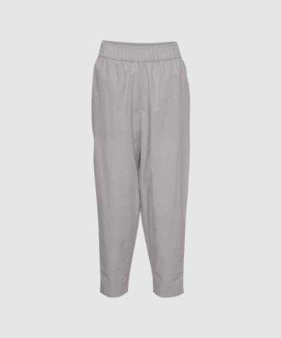 Oslo Ankle Pant i Chateau Gray er en klassisk ankelbuks i 100 % økologisk bomuld med bred elastik i taljen, usynlige sidelommer og smalt benforløb. En komfortabel og tidløs buks til både hverdag og arbejde. Find Oslo Ankle Pant hos Merci Give.
