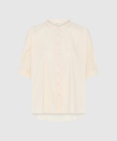 Palermo Skjorte fra Frau i farven tapioca er en let og elegant skjorte med et afslappet, tidløst udtryk. En alsidig skjorte, der passer perfekt til både hverdag og mere afslappede outfits. Find Palermo Skjorten hos Merci Give.