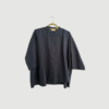 Seoul Short Shirt fra FRAU i farven Navy Blazer (India Ink) er en kort, oversized skjorte i 100 % økologisk bomuld. Skjorten har kinakrave, gennemknapning og et let, afslappet snit, der gør den perfekt til både hverdag og afslappede looks. Find FRAU Seoul Short Shirt hos Merci Give.