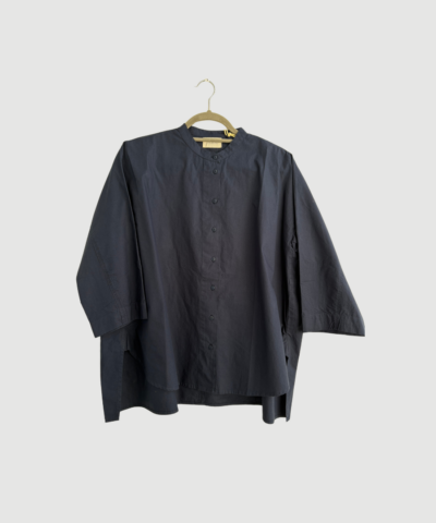 Seoul Short Shirt fra FRAU i farven Navy Blazer (India Ink) er en kort, oversized skjorte i 100 % økologisk bomuld. Skjorten har kinakrave, gennemknapning og et let, afslappet snit, der gør den perfekt til både hverdag og afslappede looks. Find FRAU Seoul Short Shirt hos Merci Give.