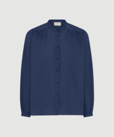Florence Skjorte fra FRAU i farven Navy Blazer (India Ink) er en klassisk onesize skjorte i 100 % økologisk bomuld. Skjorten har kinakrave, lange ærmer og fine rynkedetaljer, som giver et feminint og tidløst udtryk. En alsidig skjorte til både hverdag og pænere brug. Find FRAU Florence Skjorte hos Merci Give.