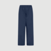 Melbourne Ankel Pant fra FRAU i farven Navy Blazer er en klassisk ankelbuks i 100 % økologisk bomuld. Bukserne har smal elastik i taljen, usynlige sidelommer og et lige benforløb, som giver et tidløst og komfortabelt look til både hverdag og arbejde. Find FRAU Melbourne Ankel Pant hos Merci Give.