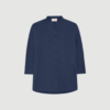 Seoul Short Shirt fra FRAU i farven Navy Blazer (India Ink) er en kort, oversized skjorte i 100 % økologisk bomuld. Skjorten har kinakrave, gennemknapning og et let, afslappet snit, der gør den perfekt til både hverdag og afslappede looks. Find FRAU Seoul Short Shirt hos Merci Give.