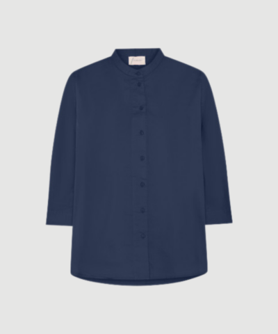 Seoul Short Shirt fra FRAU i farven Navy Blazer (India Ink) er en kort, oversized skjorte i 100 % økologisk bomuld. Skjorten har kinakrave, gennemknapning og et let, afslappet snit, der gør den perfekt til både hverdag og afslappede looks. Find FRAU Seoul Short Shirt hos Merci Give.