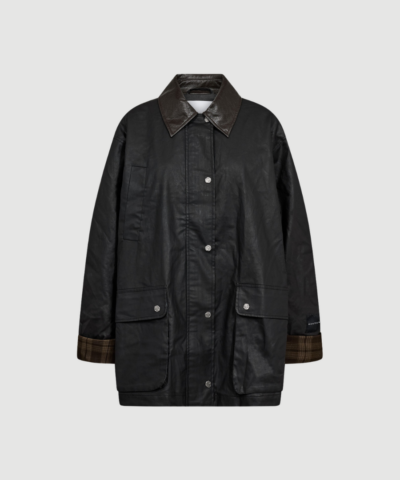 Oily Hunters Jacket er en klassisk og slidstærk jakke i 100 % bomuld. En funktionel overgangsjakke med tidløst design, der passer perfekt til både hverdag og udendørs brug. Find Oily Hunters Jacket hos Merci Give.